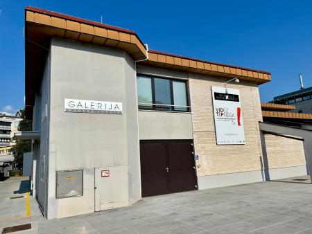 Pred galerijo v Murski Soboti